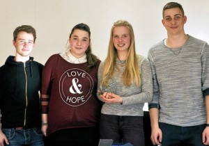 Das Siegerteam beim 1. Jenaer Schüler Moot Court: von links Fabio Ehrt, Anna Friedel, Vilja König und Christoph Klerner. Foto: Nora Jedlitschka/FSU